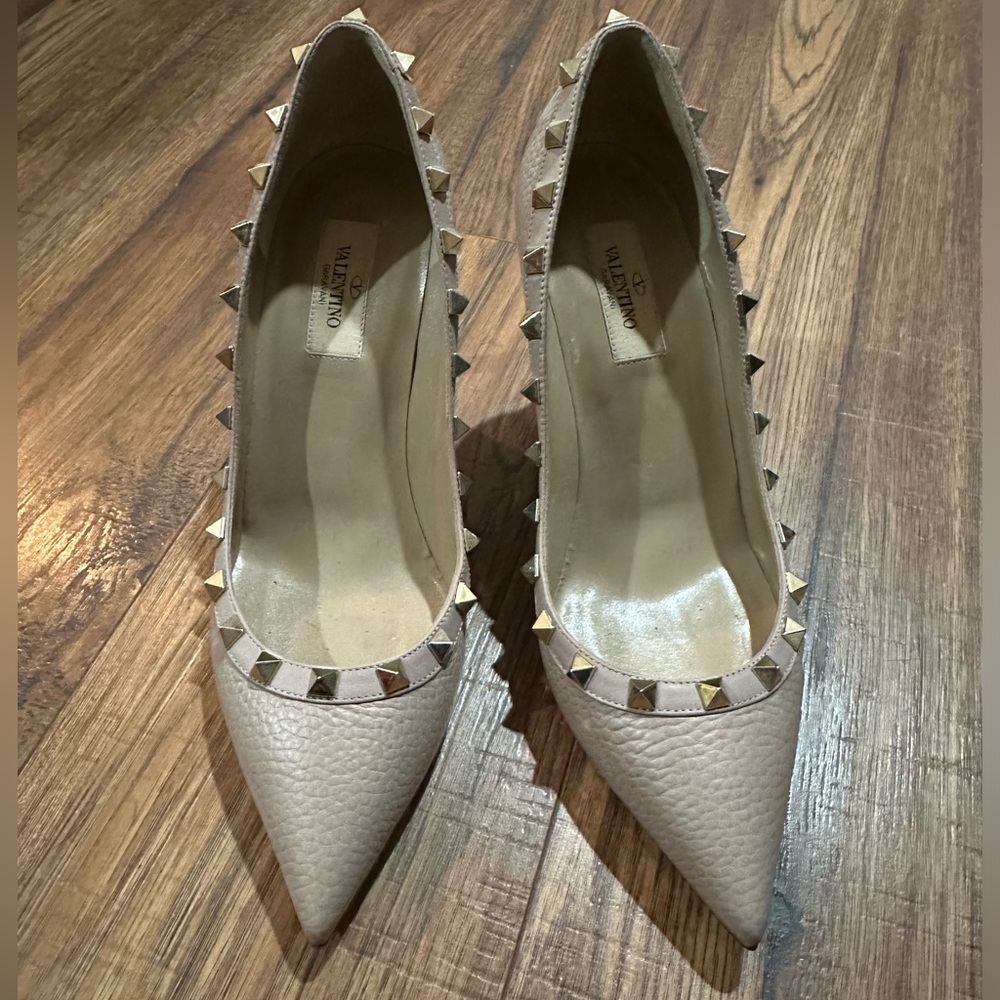 Valentino Garavani Rockstud Pink Pebbled Leather Pump